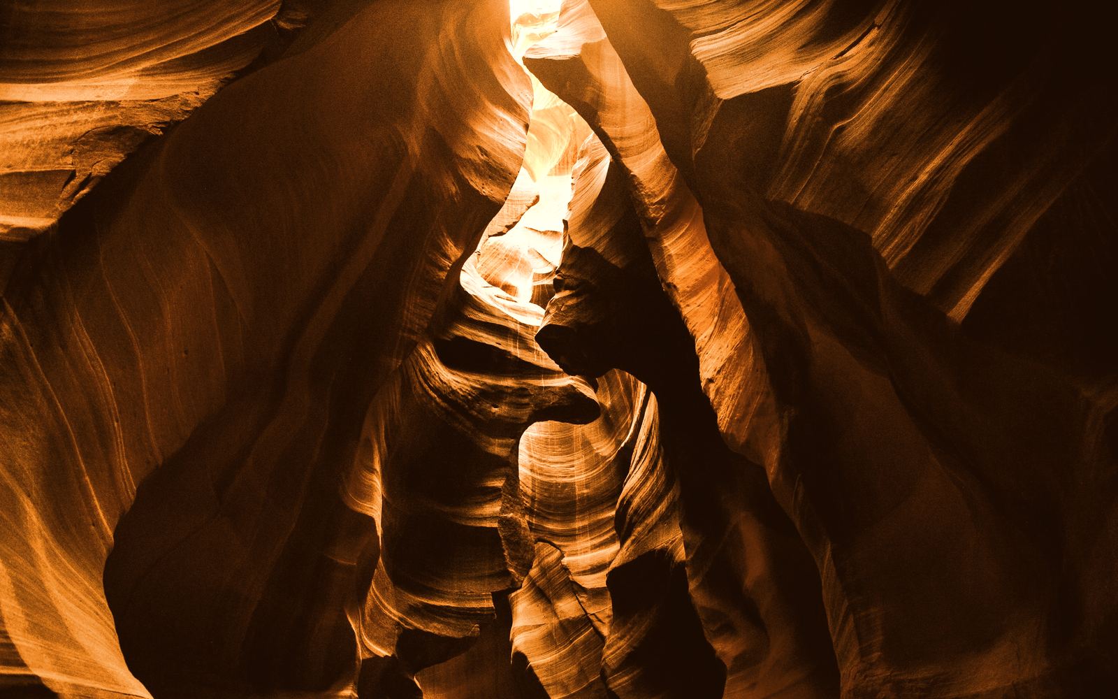 Lichteinfall in einer schmalen Sandsteinschlucht